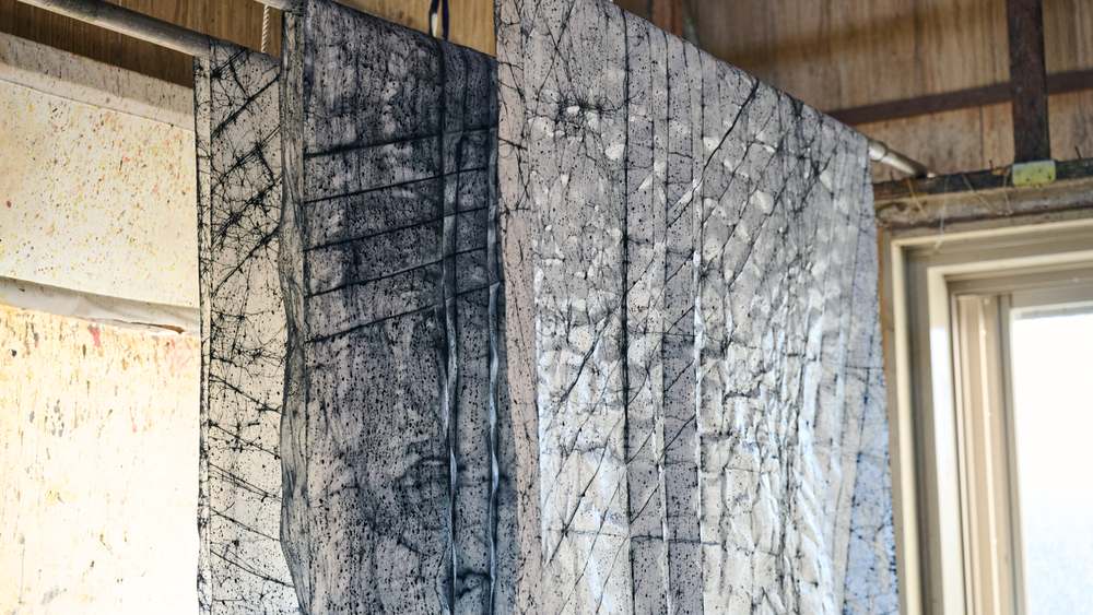 染色後の生地を乾燥させる工程