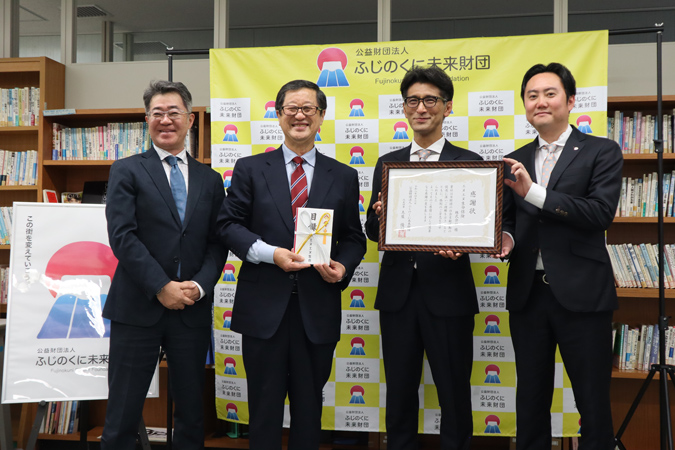 目録の贈呈後に撮影された集合写真