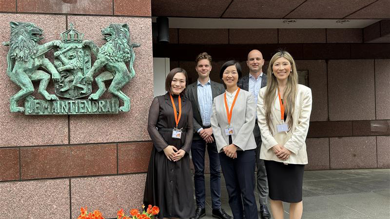 MONO MAKERS PROGRAMの関連活動として行われたオランダ王国大使館への表敬訪問時の集合写真